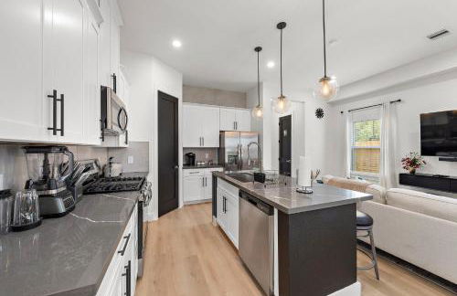 Near DT & Med Center Townhouse WiFi Games Pets - Foto 10