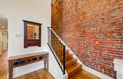 Modern 3BR Condo Walk to Downtown and UT with Parking - Foto 15