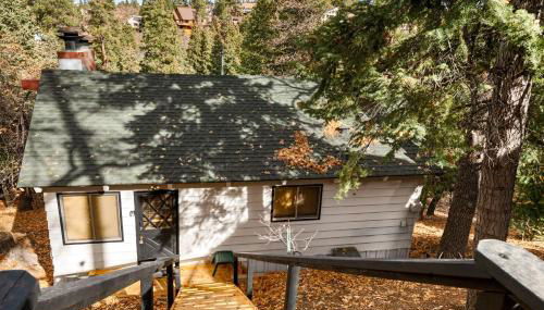 Joebellarue Home - 3BR Chalet with Forest Views, Fireplace, Deck, BBQ - Foto 5