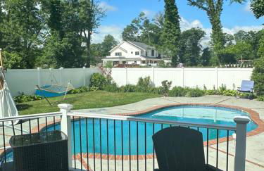 The Most Desired Summer Retreat with Private Pool Just 5 Minutes from the Beach - Foto 1