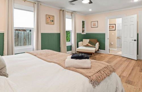 Urban Flamingo Retreat Modern Meets Tropical in this Beautiful, Updated Pet Friendly 3BD Pool Home with Outdoor Living Space - Foto 23