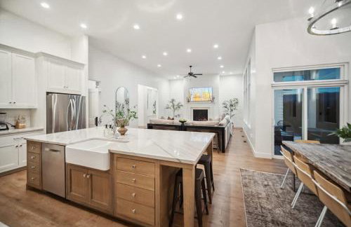 Luxe Family Retreat with Private Pickleball a Large Swim Spa indoor Movie Theatre 2 Outdoor Firepits a Home Gym and more - Foto 8