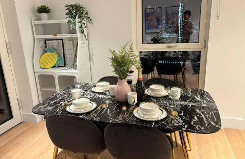 Luxury 2BR- Sleeps 5- Westfield Apartment- 3 min to station- Perfect for Families Shopping - Foto 27