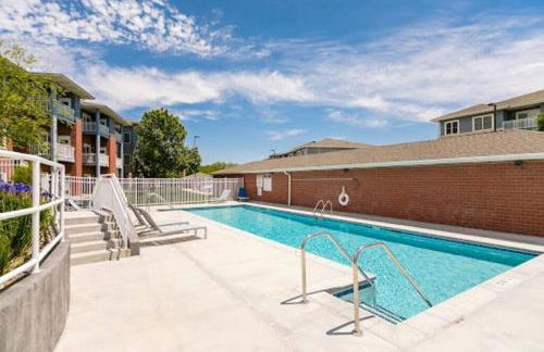 BEAUTIFUL COZY CONDO with POOLS/GYM-SELF CHECK-IN - Foto 30