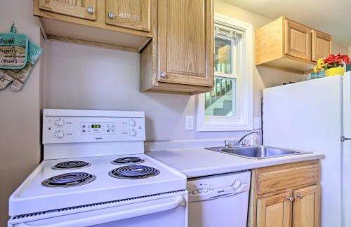 Lake Getaway Walk Across Street to Private Beach! - Foto 6