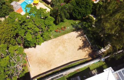 Belíssima Casa com extensa área externa - piscina, sauna, churrasqueira e campo de futebol - com 5 suítes e a 500 metros da Rua das Pedras - Foto 8