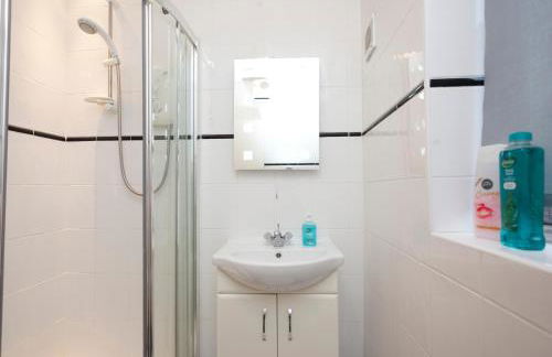 "Snooze Central" - City Centre Apartments above Victoria Centre Shopping Centre with full Kitchen in Milton Street - up to 4 Beds - most Central Location next to the Hilton Hotel - Outdoor Parking for Cars or Vans five pounds a day - Sunday 1pm Check-Out - Photo 32