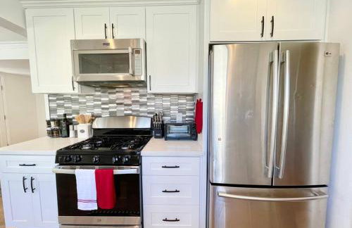 New Charming Spacious Disneyland Pool Home - Photo 13