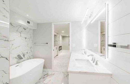 Beautiful luxury home freshly renovated with big yard, seating & grill pad - Foto 26