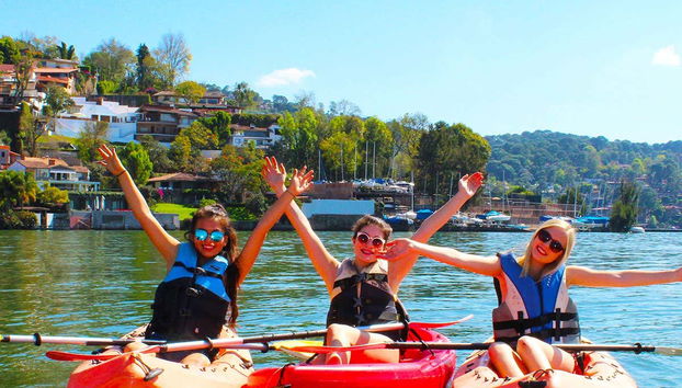 Grupo de amigas en kayak