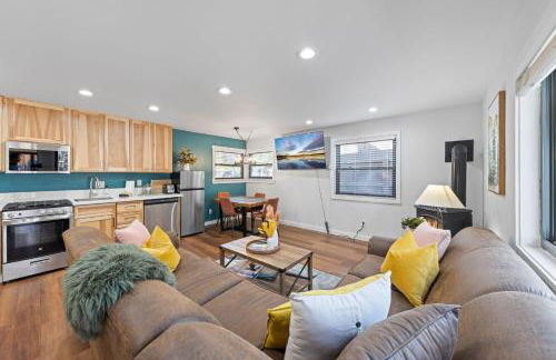 Sandy Cove on the North Shore -Lakeside Cottage with Pier Beach, and HOA Amenities - Foto 2