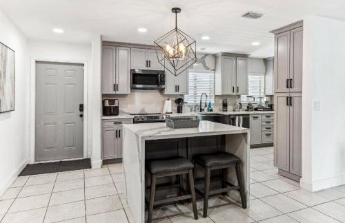 Miami Oasis, Spacious 4-Bedroom Home with Pool - Photo 12