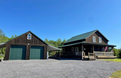 Spacious Salmon River Waterfront Lodge for 6 - Foto 1