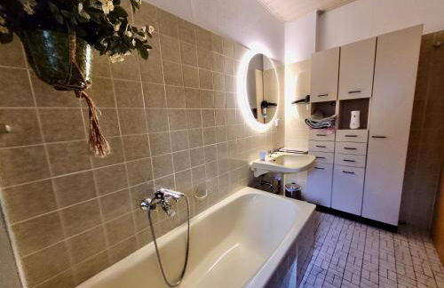 BAT Home Solutions Trier-Euren - alles was ein Hotel nicht bietet - 10 Min zur Altstadt - 98 qm Scheune für 9 Personen mit Sternenhimmel, Wintergarten, Grill und Kino - barrierefrei dank Lift & Auffahrt - Foto 6