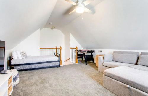 Game Room Fenced backyard Sleeps 10 Fire Pit - Photo 7