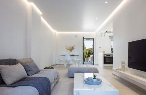 Akonizia Luxury House - With Private Heated Pool and Jacuzzi - Photo 28