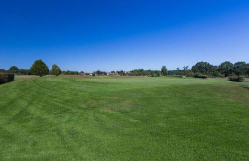 2025 Reno 2-Bed Escape w pool Min to GolfCources - Foto 50