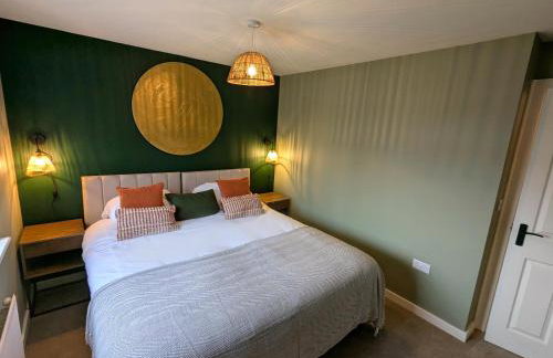 CHERRYTREES 5 Bed House, Sleeps 10, 3 Bathrooms, Parking, Ideal for Groups and Work Stays - Foto 20