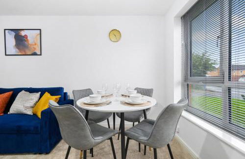 Superb Two Bedroom House Near Etihad & Coop Live - Free Parking - Foto 21