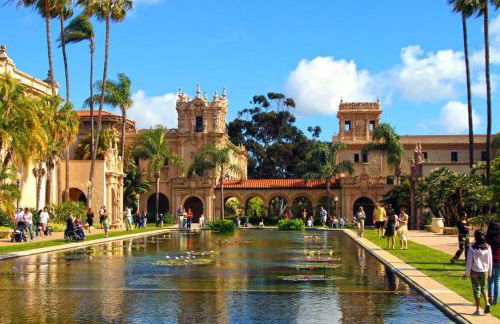 Entire Private Home with 4 Bedrooms 2 Bathrooms, 6 Beds, Hot Tub, King Bed, 6 Parking, Big Yard, Available Now - Foto 75