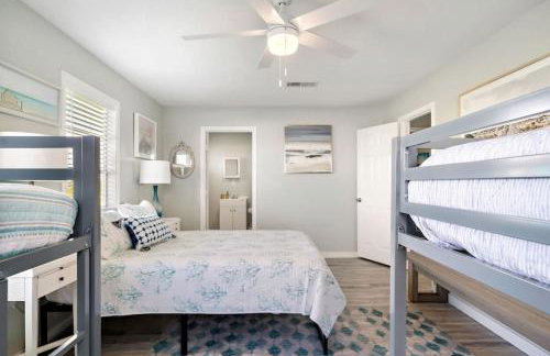 Cozy and charming getaway with deck, close to beach - Foto 20