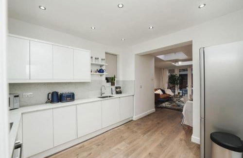 Newly Renovated Modern 4 Bed 3 Bath Apartment London - Foto 53