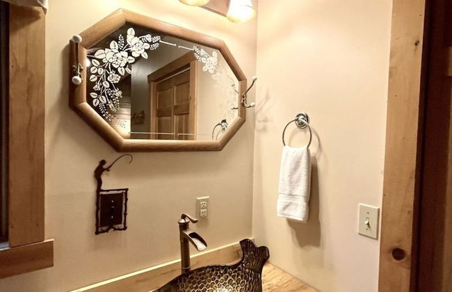 Leave the stress behind!- private hot tub, pet and motorcycle friendly, let peace and nature surround you! 2 Bedroom Home by RedAwning - Foto 12