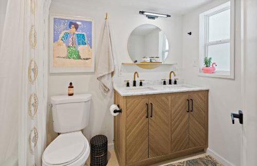 Charming Family Home Sleeps 8 near DC, Historic Old Town VA, & National Harbor - Foto 9
