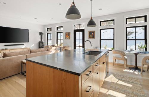 New & Modern Townhouse Close to Skiing, Brand New Hot Tub - Photo 25