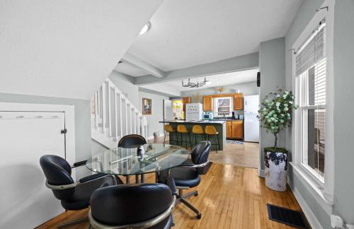 Cozy Downtown Stay w Private Backyard & Parking - Foto 16