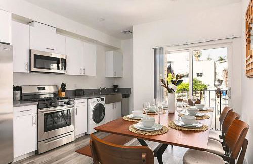 Enjoy Stylish 4BR Townhouse Sleeps 8 with Wi-Fi - Foto 1