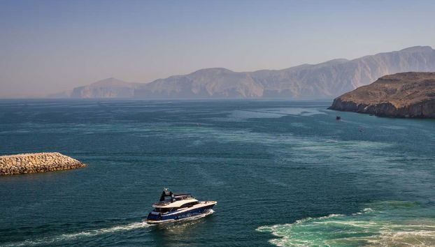 A lancha navegando por Khasab