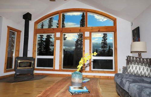 3 Bedroom Home with Amazing Views 11 mi from Denali - Photo 1