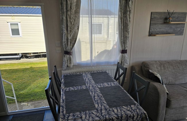 3 Bed-sleeps 8-free Parking-5 Min to Beach - Photo 9