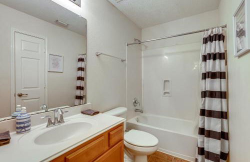 Fish and Hike Pet-Friendly Humble Home with Yard - Foto 15