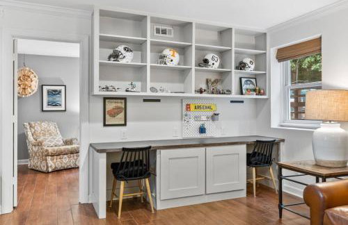 Updated and Spacious Home with Huge Yard Office and Decks - Foto 35