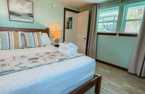 Spacious house- Deep Water Dock Pool Golf Cart Rental available - Foto 51