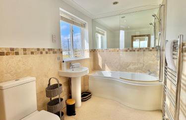 Stunning 7 Bedroom Escape Near New Forest and Beach - Large Garden - Serene Setting - Sleeps 14 - Foto 34