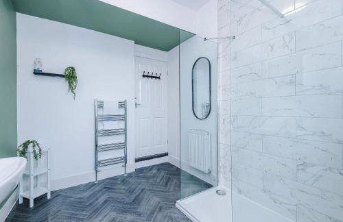 Spacious 3 Bed in Manchester by 53 Degrees Property, Perfect for Group Stays, Sleeps 8 with Free Parking! - Foto 21