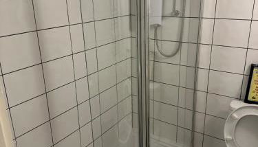 Smart Studio Apartment with Private Entrance in Dorking - Foto 5, Shower