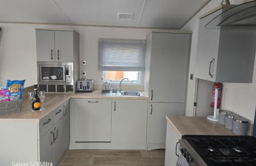 Lakeside Holiday Home with Hot Tub - Foto 22