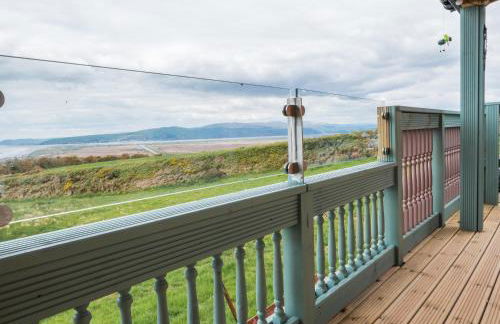 Enlli Fach cabin sleep's 2 adults and 2 children 2 dogs welcome not suitable for contract workers due to parking height restrictions - Photo 3