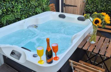 JUNGLE HOT TUB, games room, near eateries, micro brewery, pubs, beauty salons and boutique shops, Argyle, free Netflix, in the heart of Plymouth - Dogs welcome - Hosted by Absolute Accommodation Plymouth - Foto 49