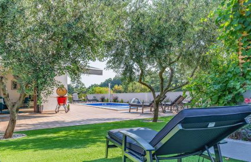 Beautiful Home In Porec With Kitchen - Foto 2