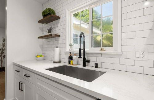 1970s Style Cozy Home with Fireplace Yard and Hot Tub - Foto 8