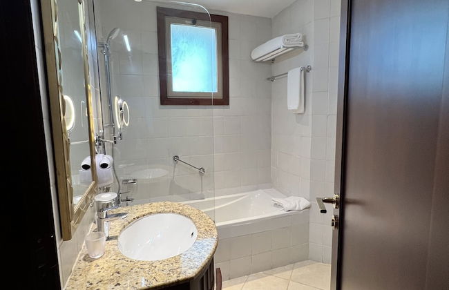 City Seasons Suites - Photo 39