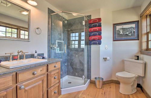 Timeless Red Sox Retreat with Scenic Mountain Views! - Foto 23