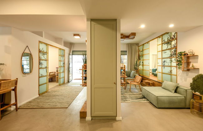 Charming 2BR Apt w a Breathtaking Patio - Foto 34