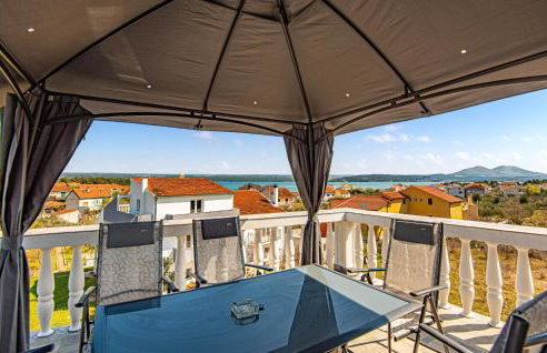 5 Bedroom Lovely Apartment In Raslina - Foto 1