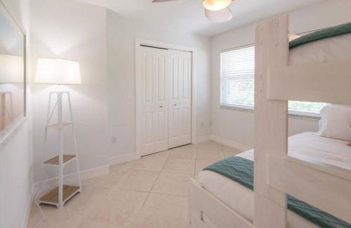 Surfside Beachfront Escape - Neat and Bright - Foto 22